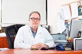 פרופסור מרדכי גוטמן כירורג שד מומחה במשרדו